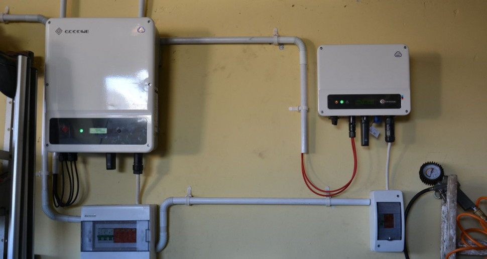 W garażu znajdują się dwa falowniki i osprzęt instalacji solarnej