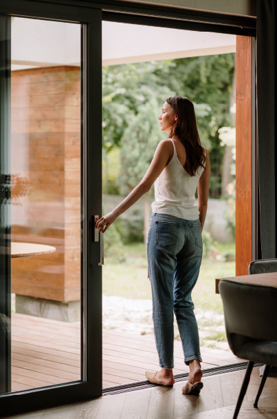 Drzwi HST WIŚNIOWSKI charakteryzują się one niskim progiem.