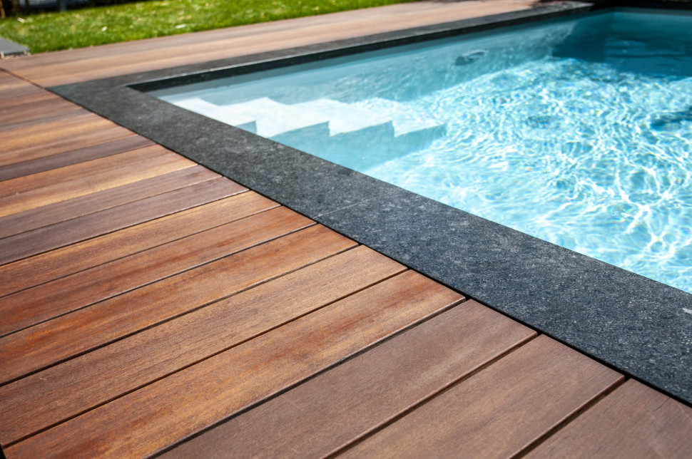 Podłoga tarasowa przy basenie wykonana z drewna Bangkirai (fot. JAF)