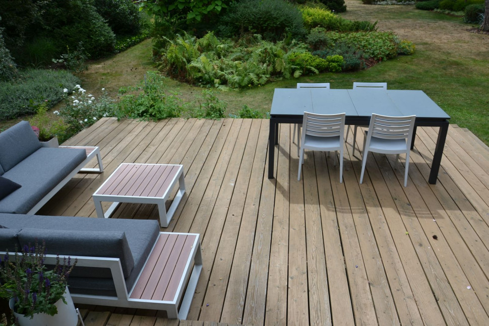 Deski, przytwierdzone do legarów wkrętami, zaimpregnowano po ułożeniu