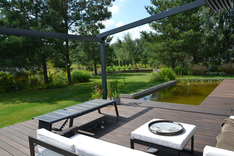 Nawierzchnię na głównym tarasie, skierowanym na południe, wykonano z termojesionu