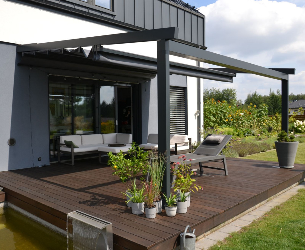 Deski tarasowe wykonawca pomalował barwionym olejem, właściciel co roku powtarzał tę konserwację