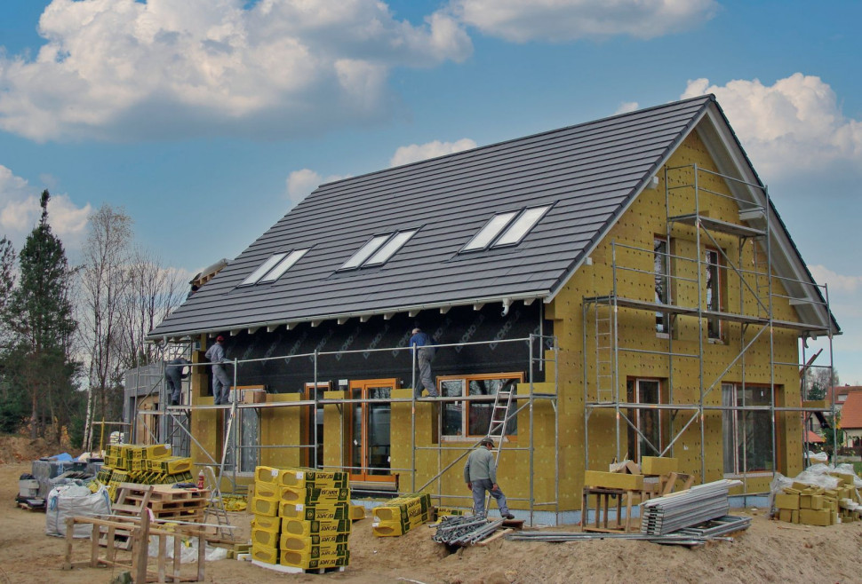 Dom energooszczędny ma zwartą bryłę i prosty dach. Nie ma balkonów ani zbędnych detali architektonicznych