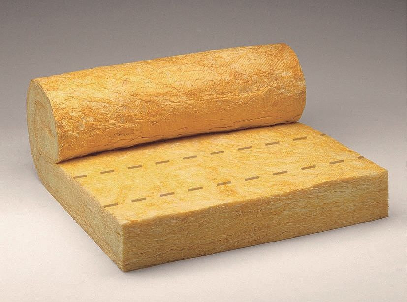 Wełna do ocieplania poddaszy jest sprzedawana m.in. w formie mat zwiniętych w rolki