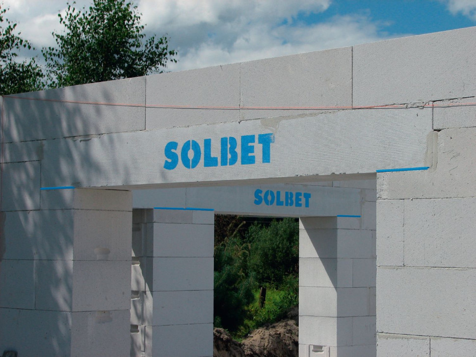 Jednowarstwowe ściany domów energooszczędnych muruje się wyłącznie z materiałów najcieplejszych i z wykorzystaniem elementów systemowych, np. gotowych nadproży