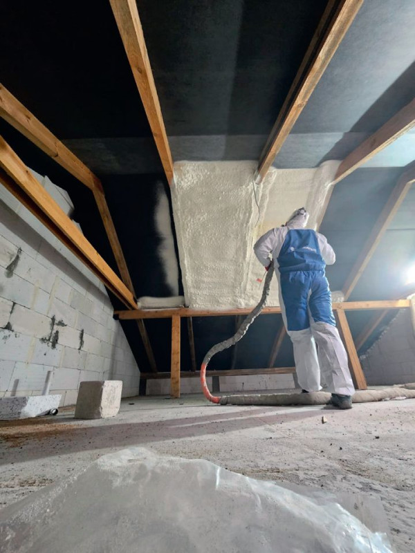 Na poddaszu alternatywą dla wełny mineralnej stała się nanoszona natryskowo piana PUR