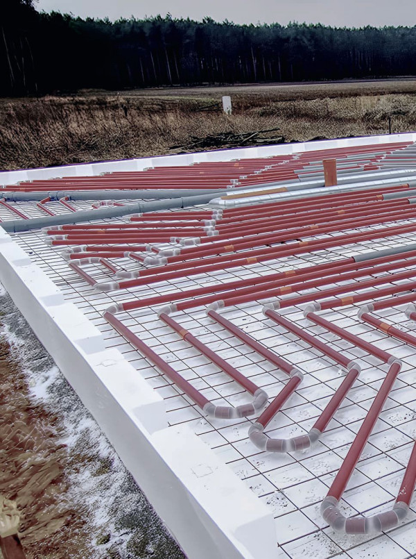 Płytę fundamentową (w tym przypadku grzewczą) ociepla się z boków i koniecznie od dołu