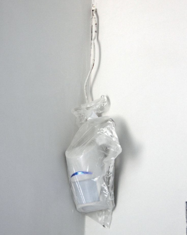 Elementy alarmu połączone przewodami są tańsze, ale ich zainstalowanie jest dość kłopotliwe, ponieważ kable trzeba gdzieś ukryć