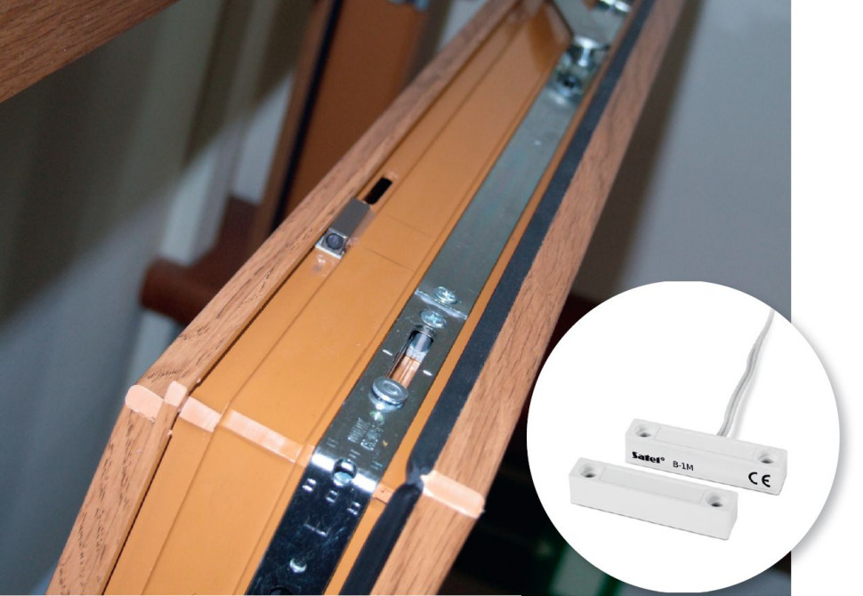 Czujniki kontaktronowe zakłada się na ościeżnicy i ramie okna