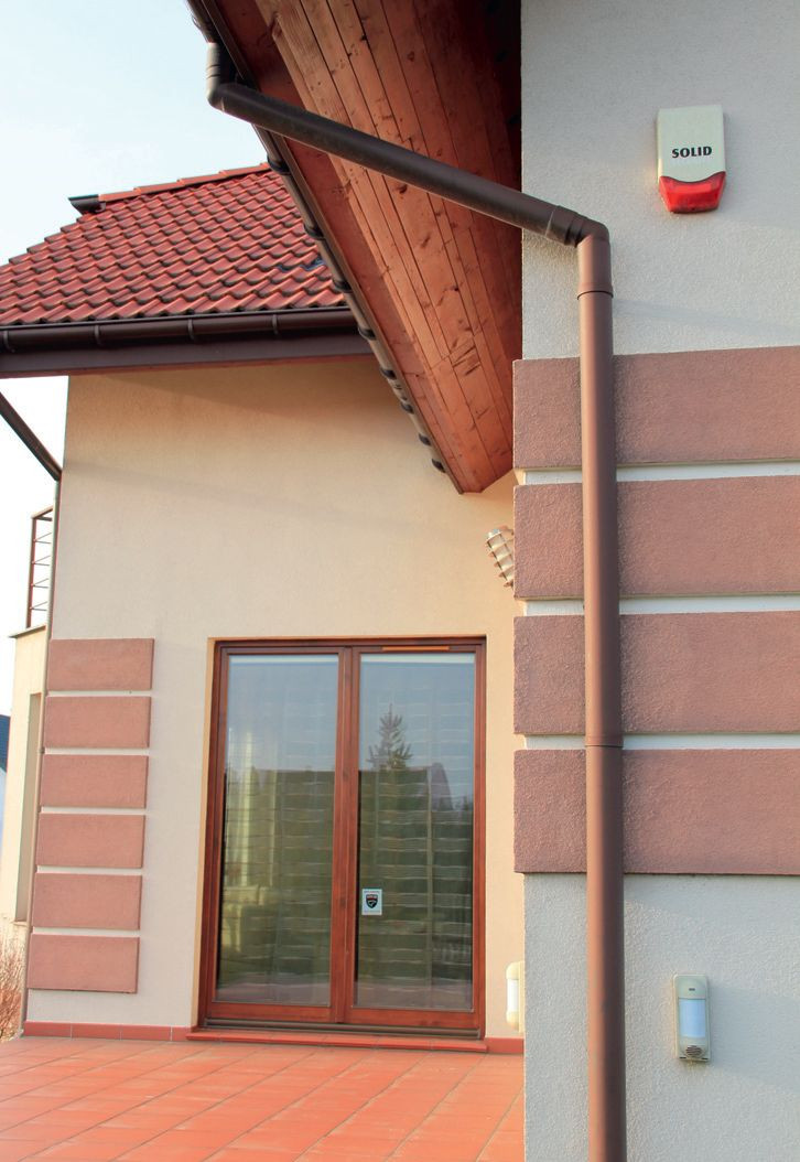 Syrena alarmowa zamontowana na ścianie domu