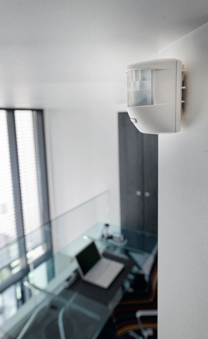 Czujniki ruchu montuje się w narożach pomieszczeń - tak, aby swoim zasięgiem obejmowały jak największy obszar