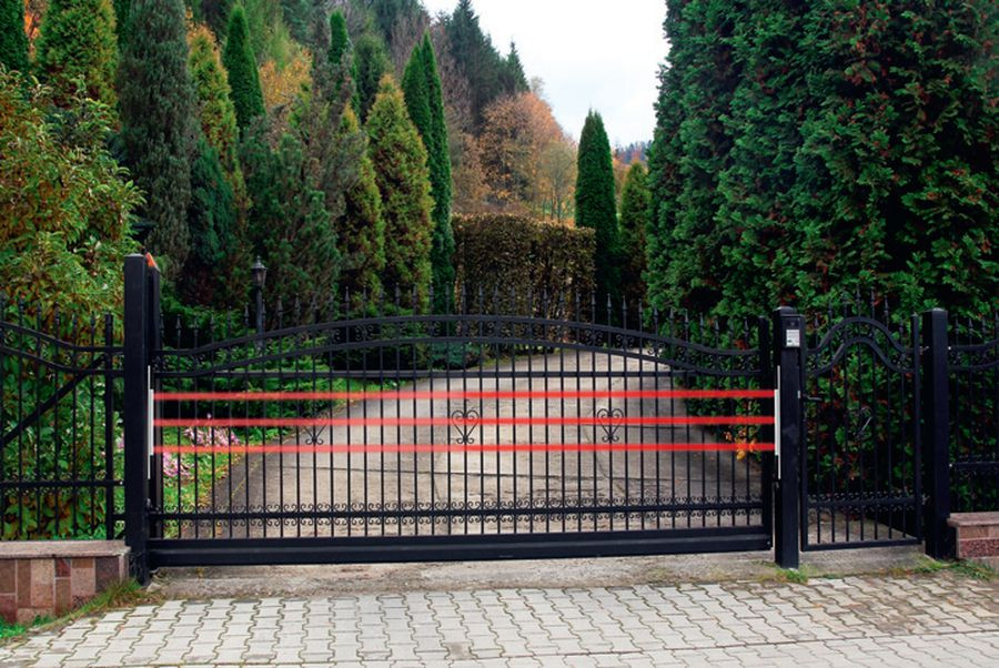 Ochrona alarmowa na bramie ogrodzeniowej