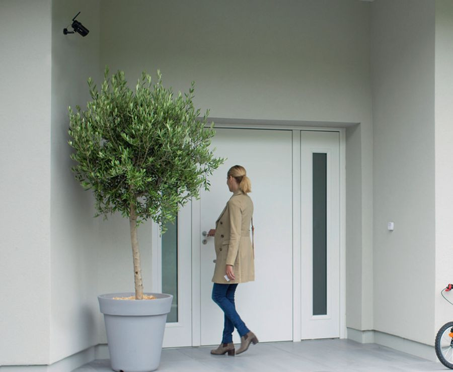 Kamera nad drzwiami wejściowymi do domu jednorodzinnego