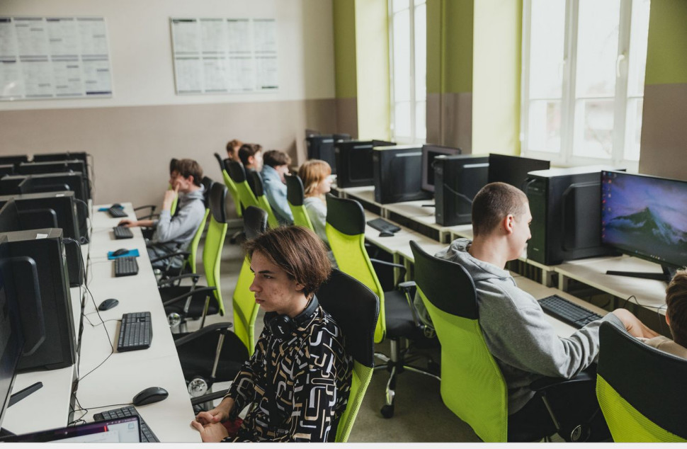 Pracownia komputerowa w jednej z obdarowanych przez Fundację Sandomierską szkół średnich