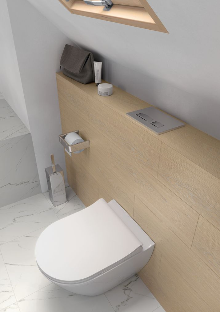 Przycisk spłukujący zamontowany w półce nad stelażem