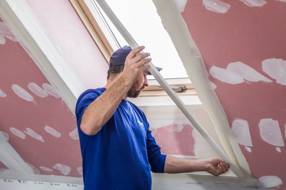 Montaż narożników przy zabudowie poddasza płytami gipsowo-kartonowymi. fot. Rigips 