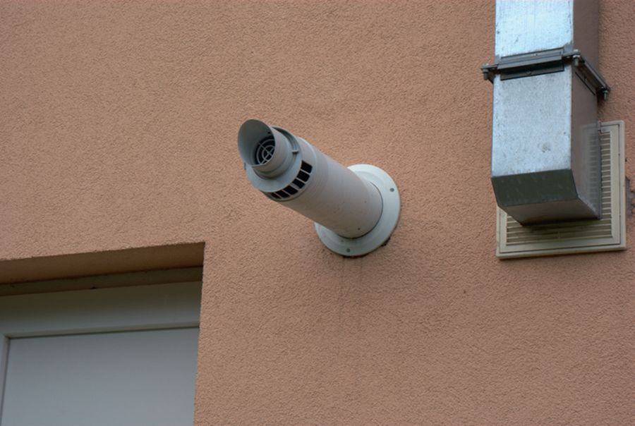 W przypadku odprowadzenia spalin poziomo przez ścianę trzeba zachować określone odległości od okien, drzwi itd