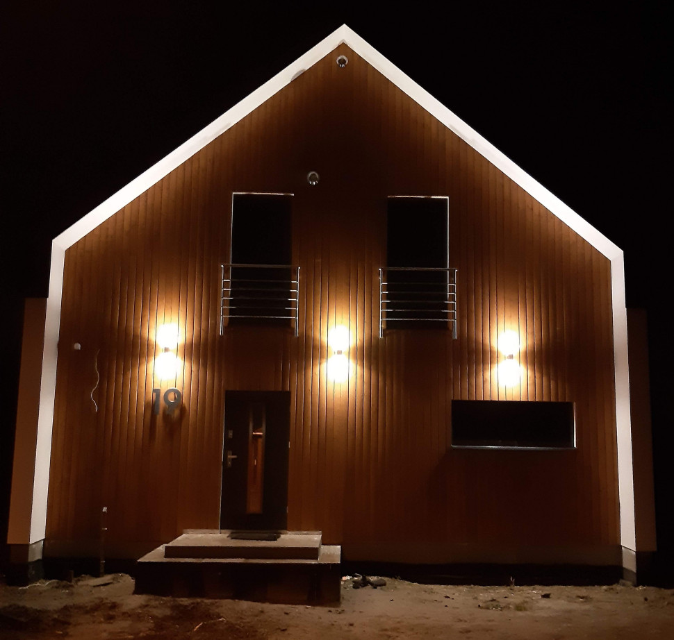 Podświetlona elewacja domu Domikon nocą