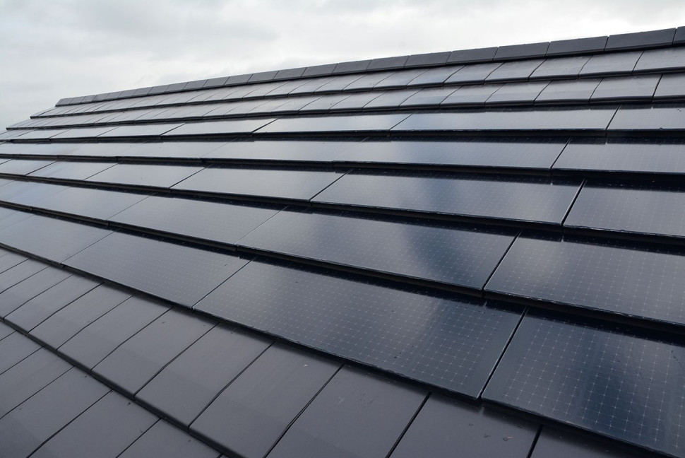 Dach zintegrowany z panelami fotowoltaicznymi