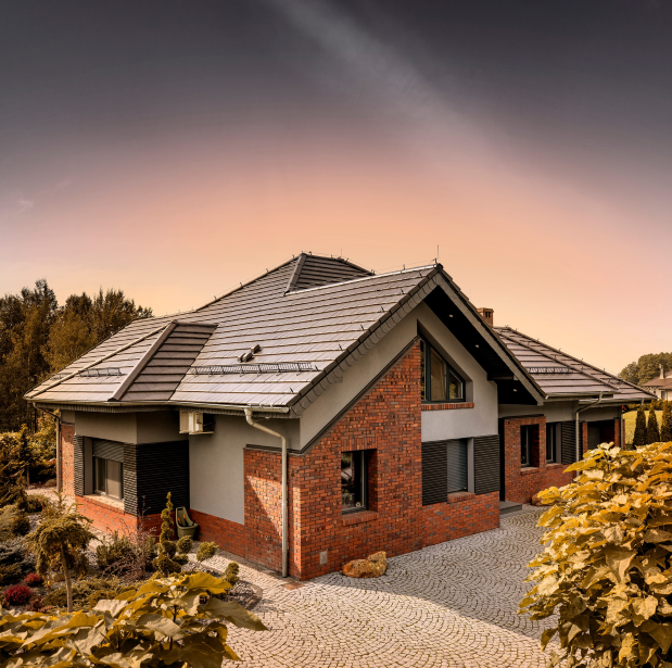 Dachówka ceramiczna, Turmalin, marka Braas, kolor antracytowy.