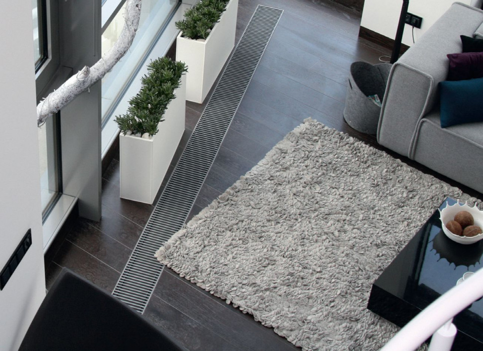 Grzejnik kanałowy jest ukryty w podłodze