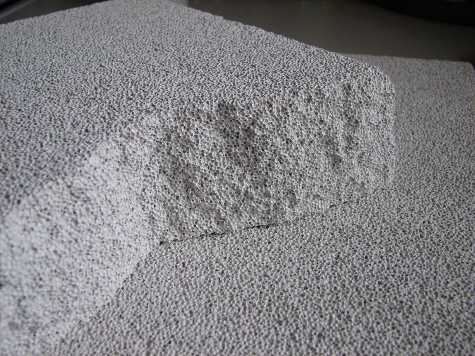 Charakterystyczna porowata struktura betonu komórkowego