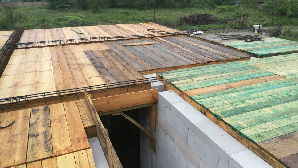 Płytki z betonu komórkowego ułożone w murze na boku w ostatniej warstwie muru