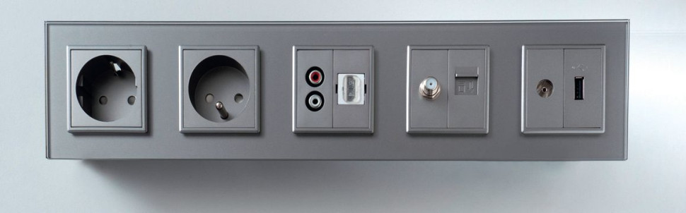 Dwa gniazda zasilające i cały zestaw multimediów. Wszystko we wspólnej ramce