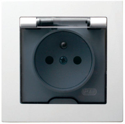 Gniazdo elektryczne: Charakterystyczna klapka i oznaczenie IP 44