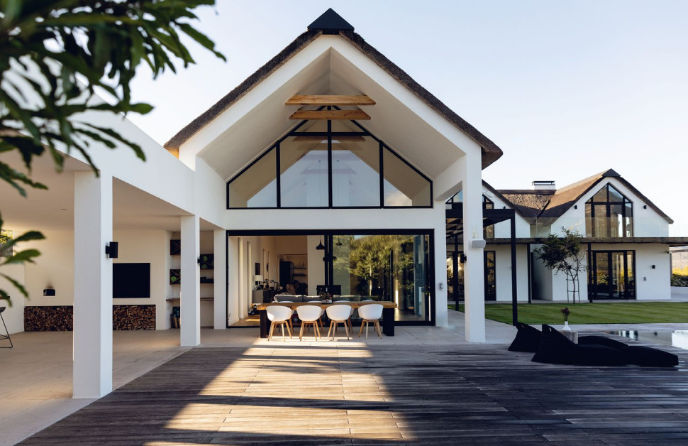 Wyposażenie domu w duże przeszklenia z nowoczesnymi systemami przesuwnymi i automatyką to spory wydatek