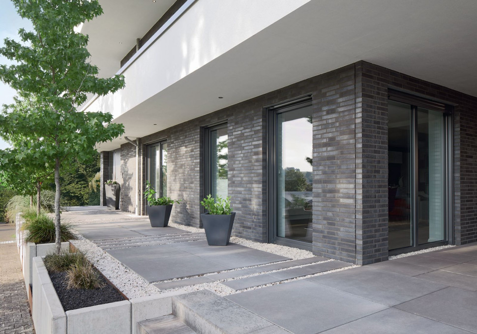 Duże przeszklenia na parterze, tzw. fixy