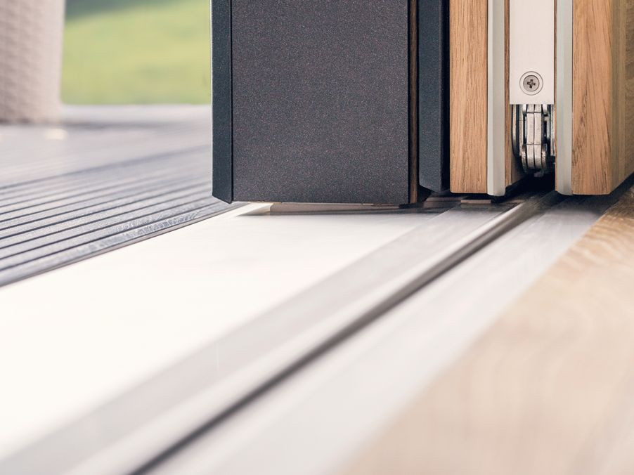 Niski próg ogranicza ryzyko potknięcia się i upadku podczas wychodzenia na taras