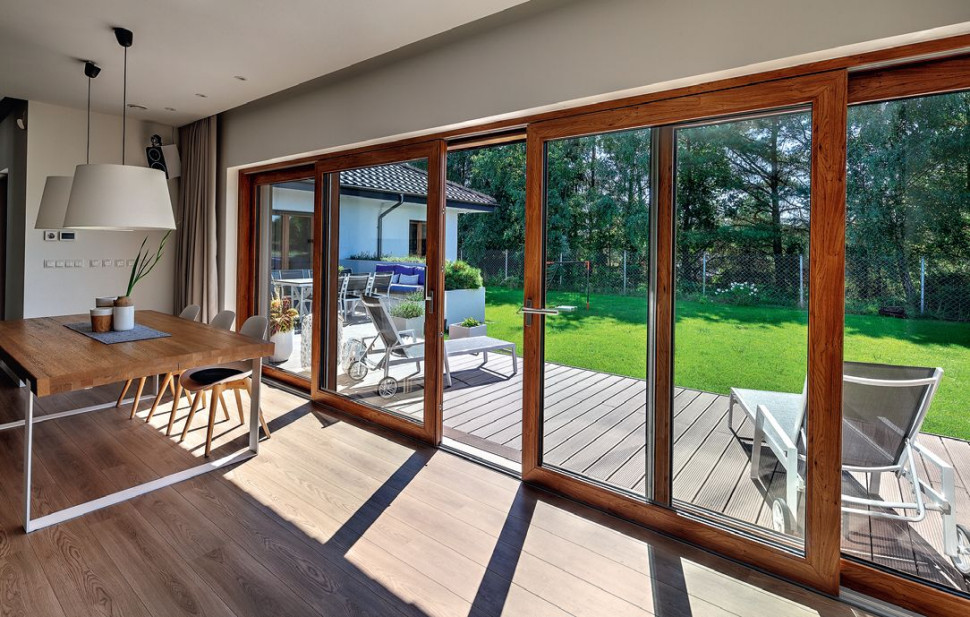 W domu inteligentnym wyposażonym w stację pogodową, okna tarasowe mogą zamykać się samoczynnie