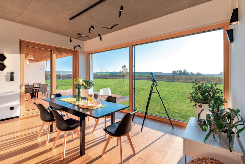 Okna tarasowe są często wybierane przez włamywaczy, dlatego dobrze jest wyposażyć je w zabezpieczenia antywłamaniowe