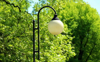 Jak dobrać odpowiednie oświetlenie do parku? Praktyczne porady