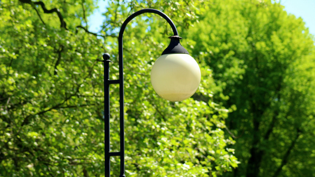 Jak dobrać odpowiednie oświetlenie do parku? Praktyczne porady