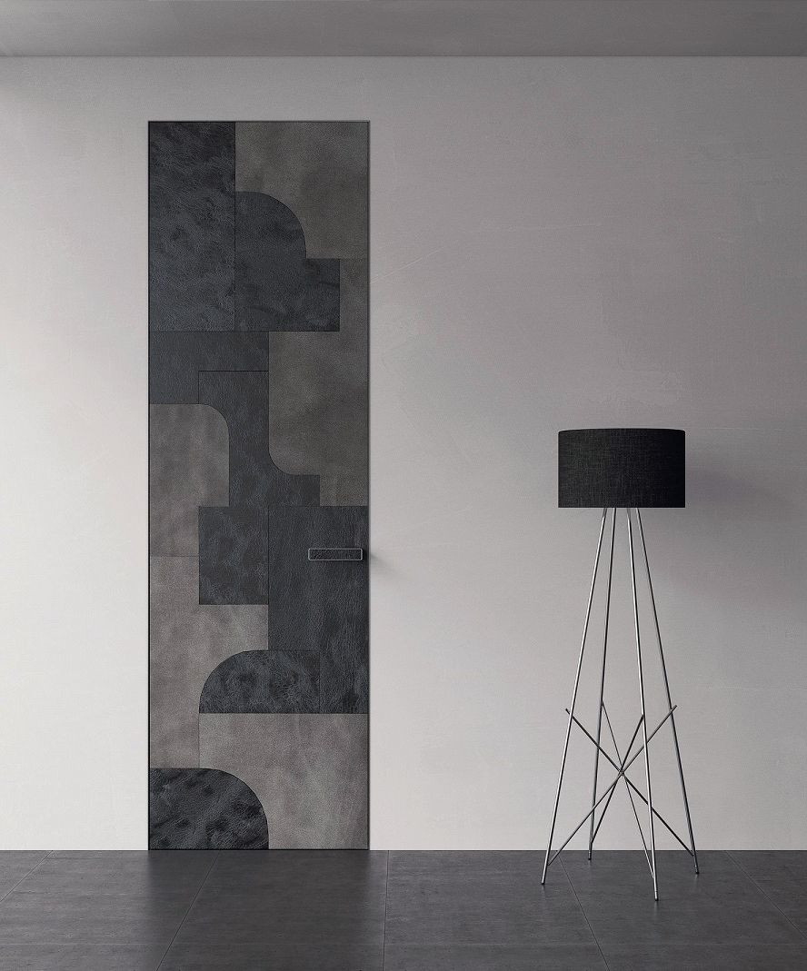 Drzwi bezprzylgowe wykończone wzorzystą tapetą