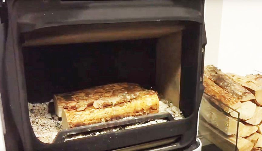 Ułóż polana na dnie paleniska