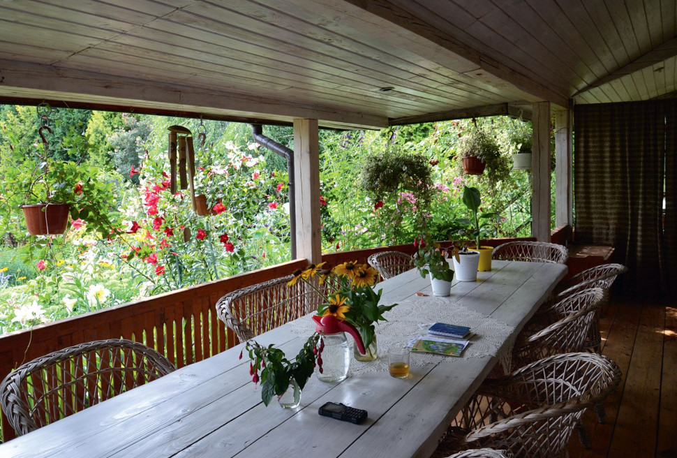 Obszerny, zaciszny i zadaszony taras ma długość 10 m i szerokość do 4 m