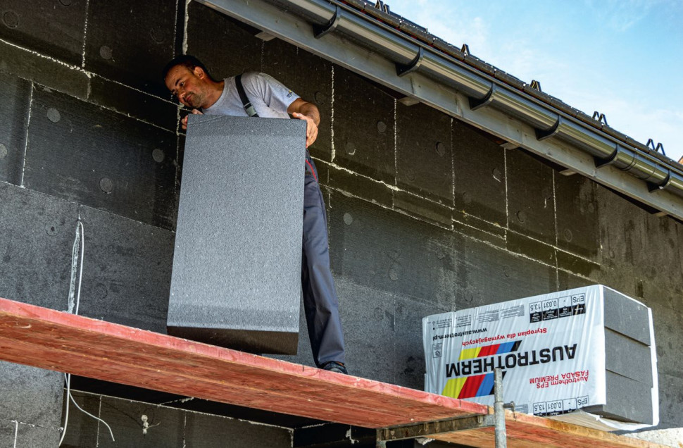 Roboty elewacyjne najlepiej jest prowadzić późną wiosną i wczesną jesienią