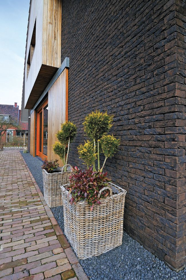 Płytki elewacyjne z ceramiki imitującej kamień mocuje się do elewacji na klej