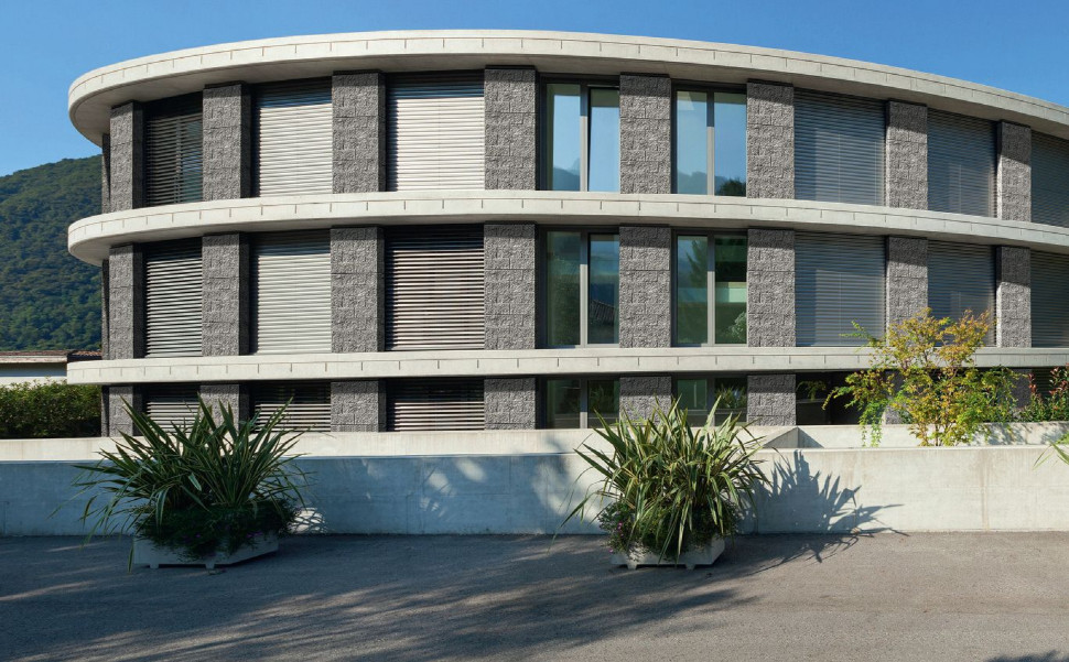 Ściana wykończona bloczkami elewacyjnymi