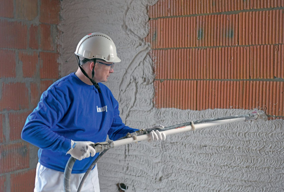 Nakładanie tynku agregatem