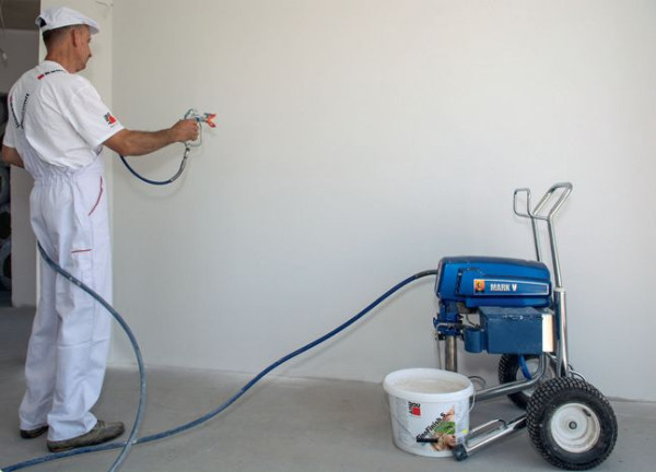 Aplikowanie tynku za pomocą agregatu tynkarskiego