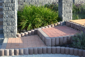 Z czego zbudować palisadę w ogrodzie? Beton poradzi sobie także ze skarpą