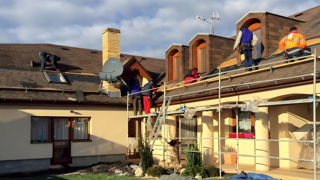 Naprawa dachu krok po kroku. Jak naprawić przeciekający dach?