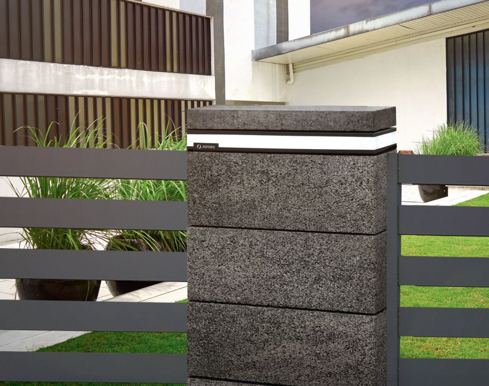 Na słupach ogrodzenia można zamontować oświetlenie