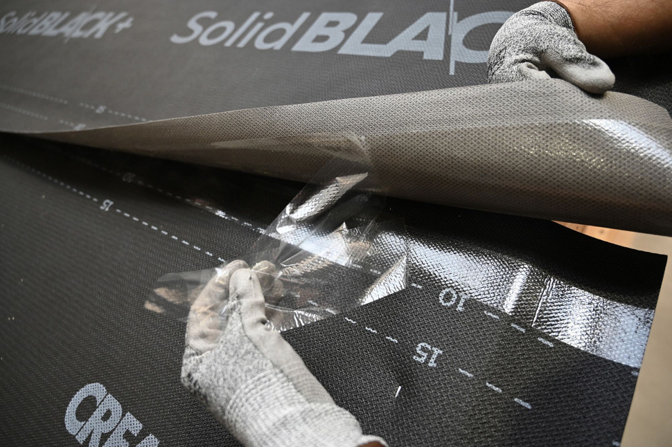 Membrana SolidBLACK+ jest wyposażona w zintegrowane, podwójne paski klejące (o szerokości 50/80 mm)