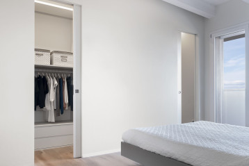 Minimalistyczne drzwi przesuwne chowane w ścianie - nowoczesność i dyskrecja 