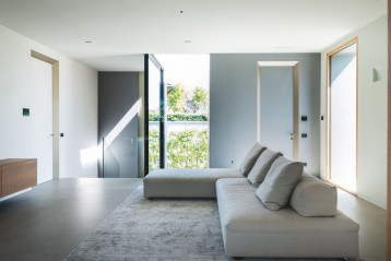 ECLISSE 40: rewolucyjne drzwi rozwierane ukryte - ościeżnica jako element dekoracyjny